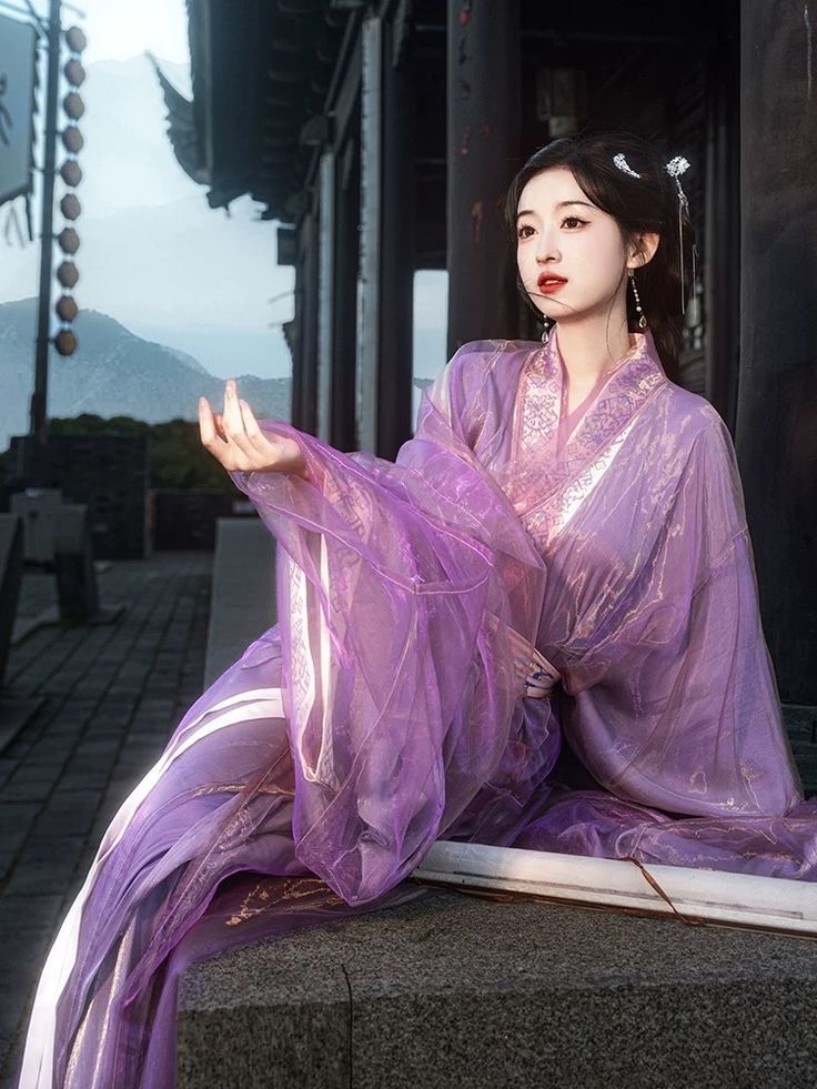 Tang-Style Robe with Appliqued Patches:The Splendor of Hanfu in the Tang Dynasty Tang-Style Robe with Appliqued Patches:The Splendor of Hanfu in the Tang Dynasty