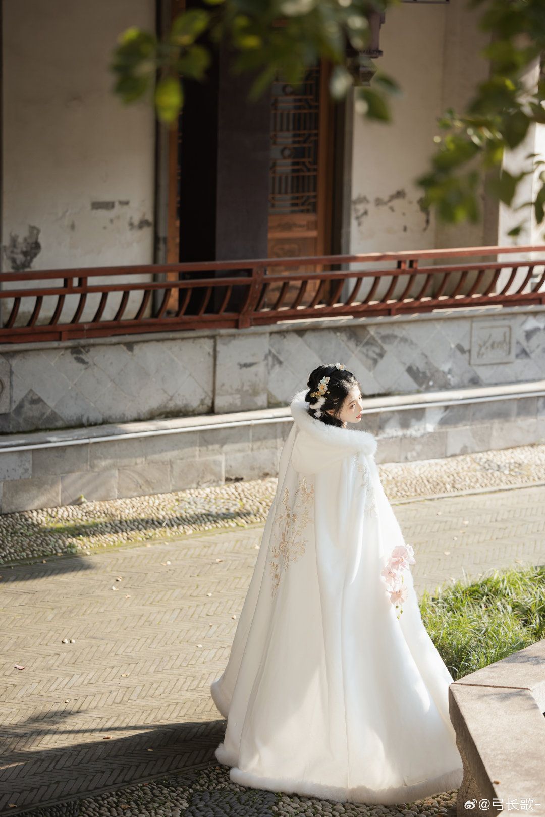 Embracing Traditional Elegance:White Cheongsam and New Chinese Headdress Embracing Traditional Elegance:White Cheongsam and New Chinese Headdress