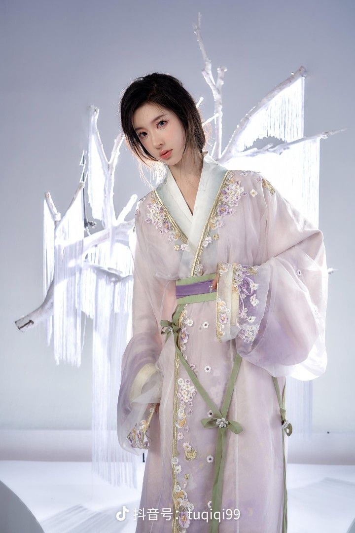 Original Hanfu Fashion:The Unique Journey of Thirteen Surplus Original Hanfu Fashion:The Unique Journey of Thirteen Surplus
