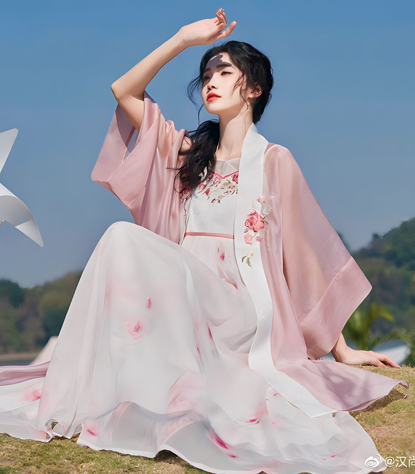 Elegant Long-Style Golden Silk Velvet Cheongsam:A Symbol of Traditional Charm and Modern Elegance Elegant Long-Style Golden Silk Velvet Cheongsam:A Symbol of Traditional Charm and Modern Elegance