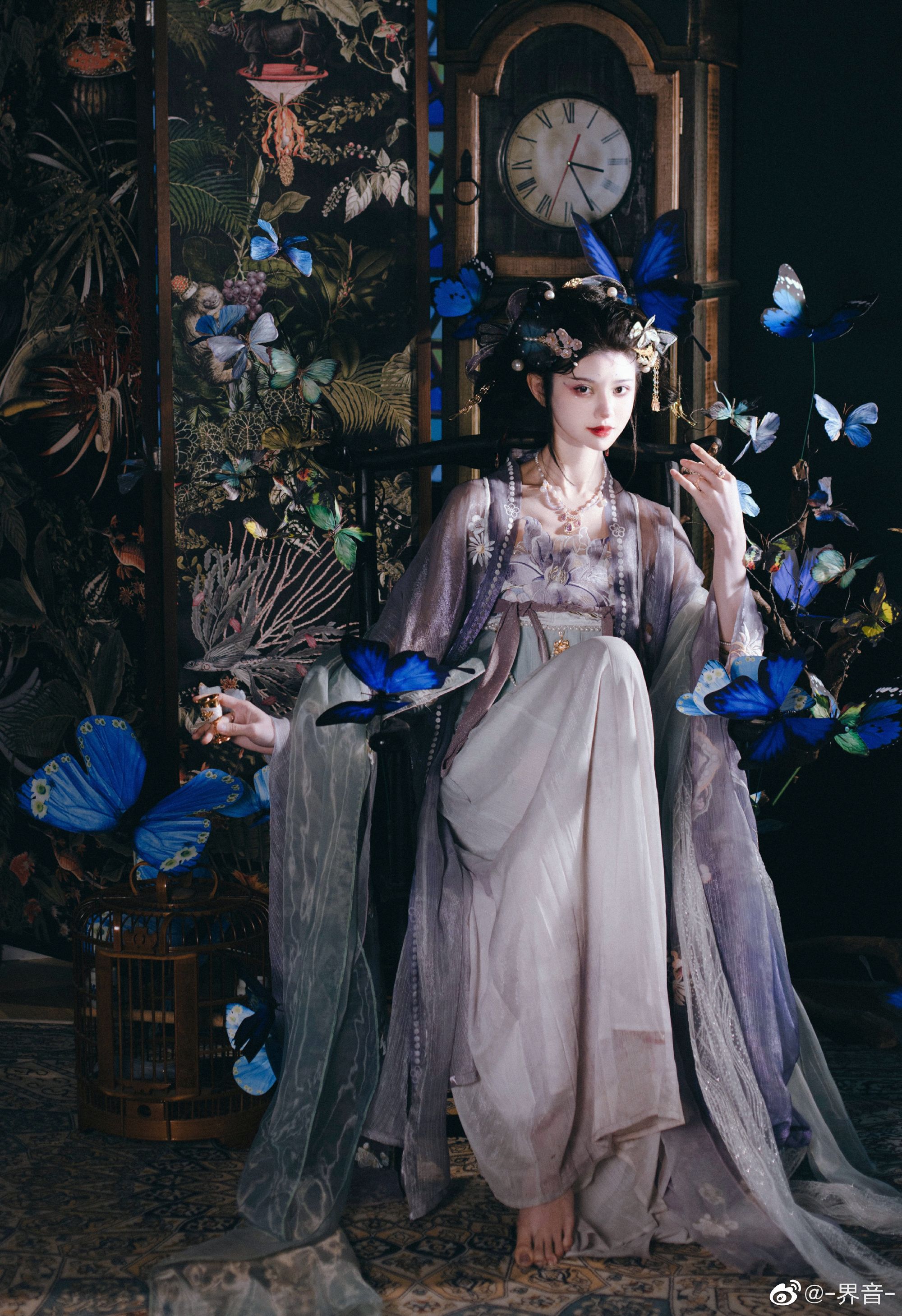 The Red Sleeveless Cheongsam:A Traditional Elegance Reimagined