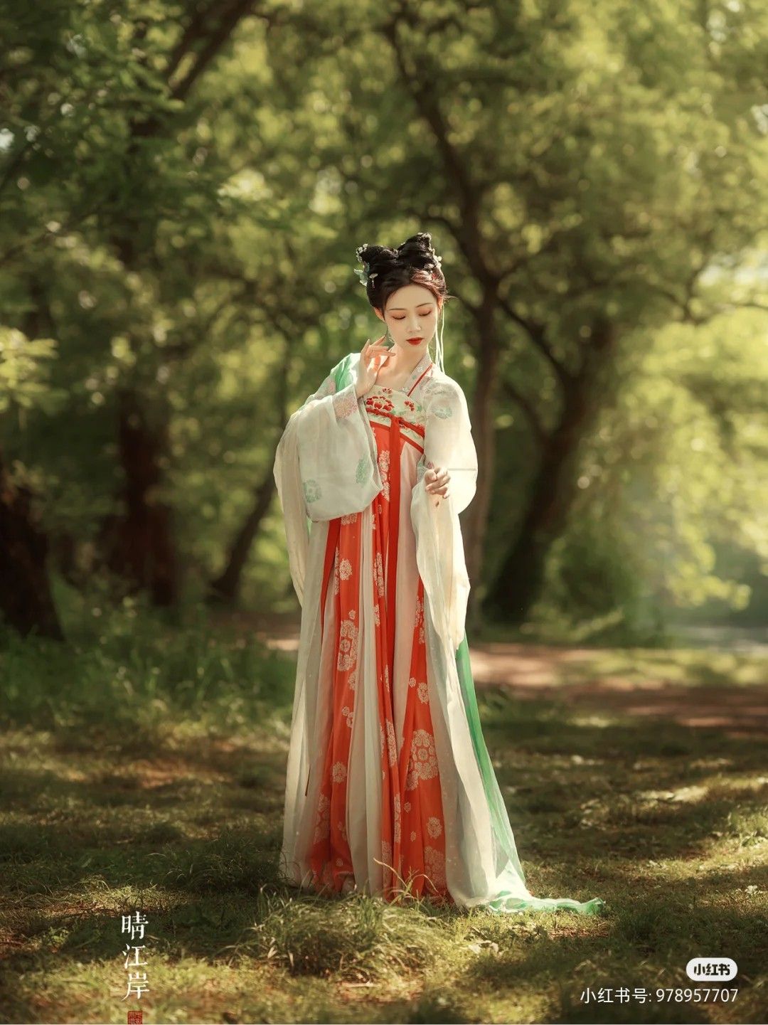 The Elegance of White Chinese Cheongsam Dress The Elegance of White Chinese Cheongsam Dress