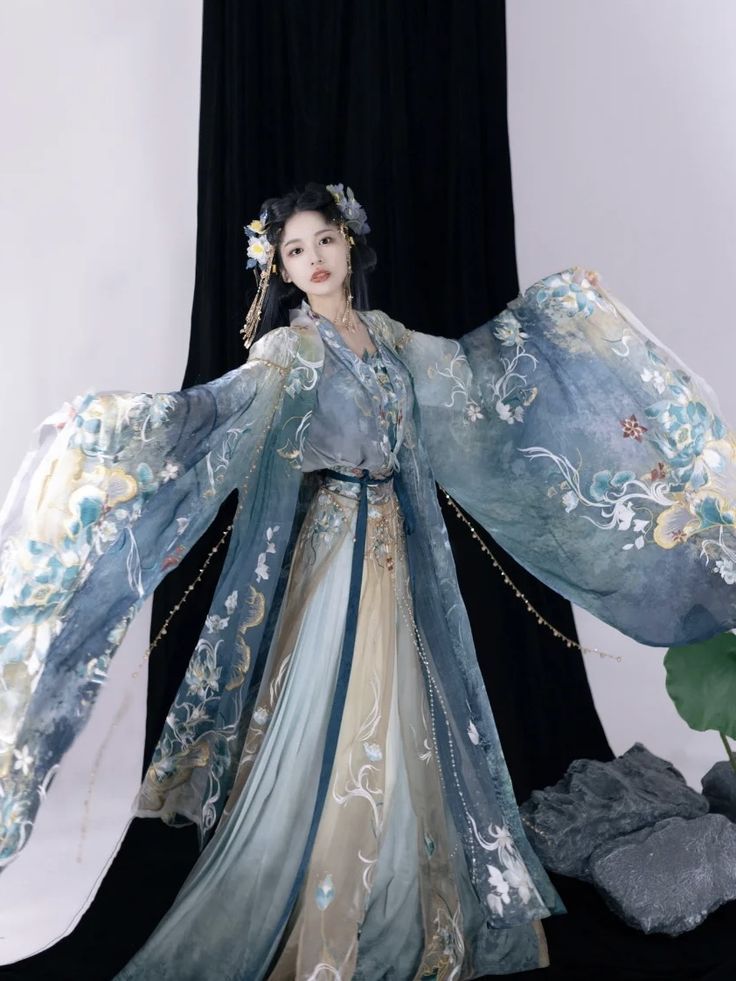 Wig-Wearing Women in Traditional Chinese Fashion:The Evolution of Hanfu Wig-Wearing Women in Traditional Chinese Fashion:The Evolution of Hanfu