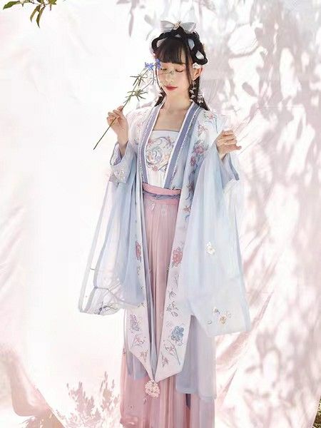 The Enchanting Beauty of a Gown-like Hanfu with Skirt The Enchanting Beauty of a Gown-like Hanfu with Skirt