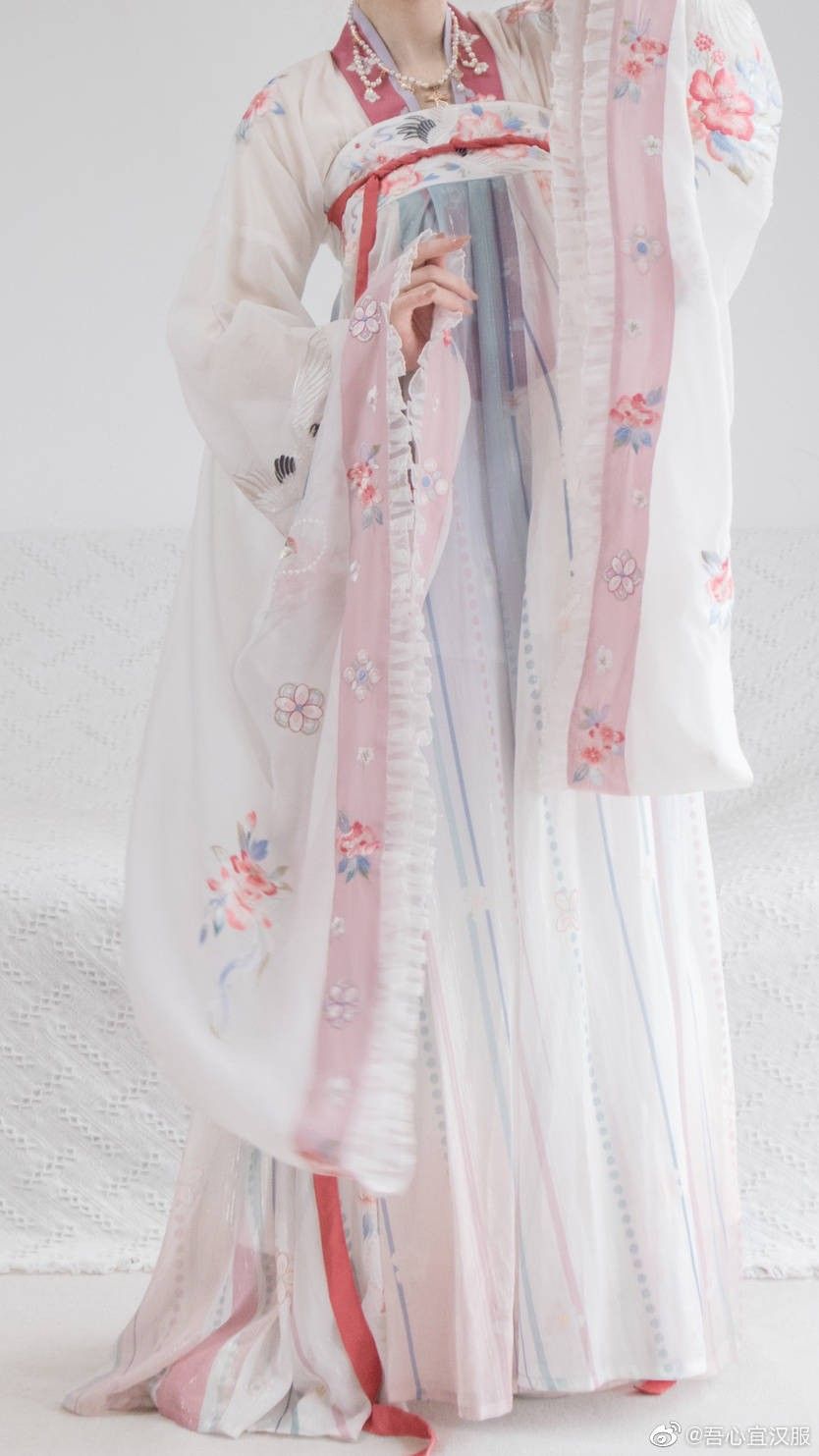 Loose-fitting Jacket with a Horseface Skirt:A Fashionable Blend of Traditional and Modern Elements Loose-fitting Jacket with a Horseface Skirt:A Fashionable Blend of Traditional and Modern Elements