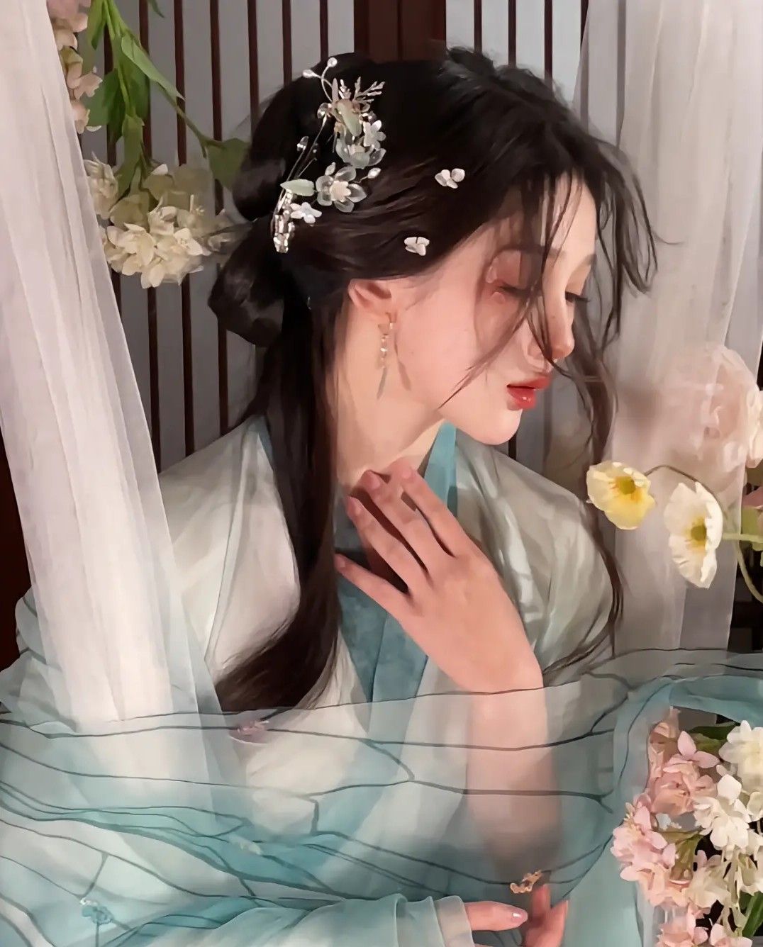 The Elegance of Satin-like Cheongsam:A Look into the World of Acetic Fabric The Elegance of Satin-like Cheongsam:A Look into the World of Acetic Fabric