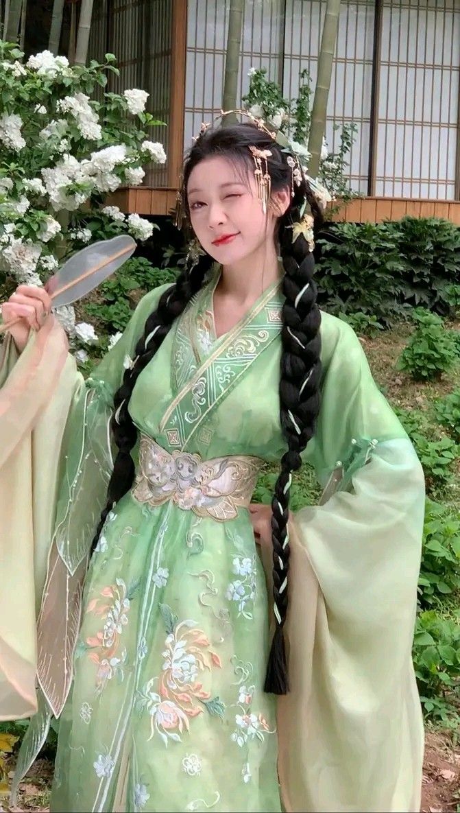 Spring Skys Cheongsam:A Glimpse into the Beauty of Traditional Chinese Clothing Spring Skys Cheongsam:A Glimpse into the Beauty of Traditional Chinese Clothing