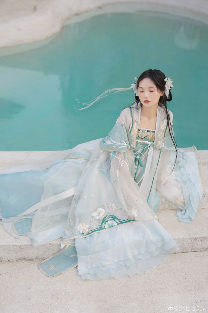 Elegant Qipao with a Splendid Cape:A Luxury Fashion Statement Elegant Qipao with a Splendid Cape:A Luxury Fashion Statement