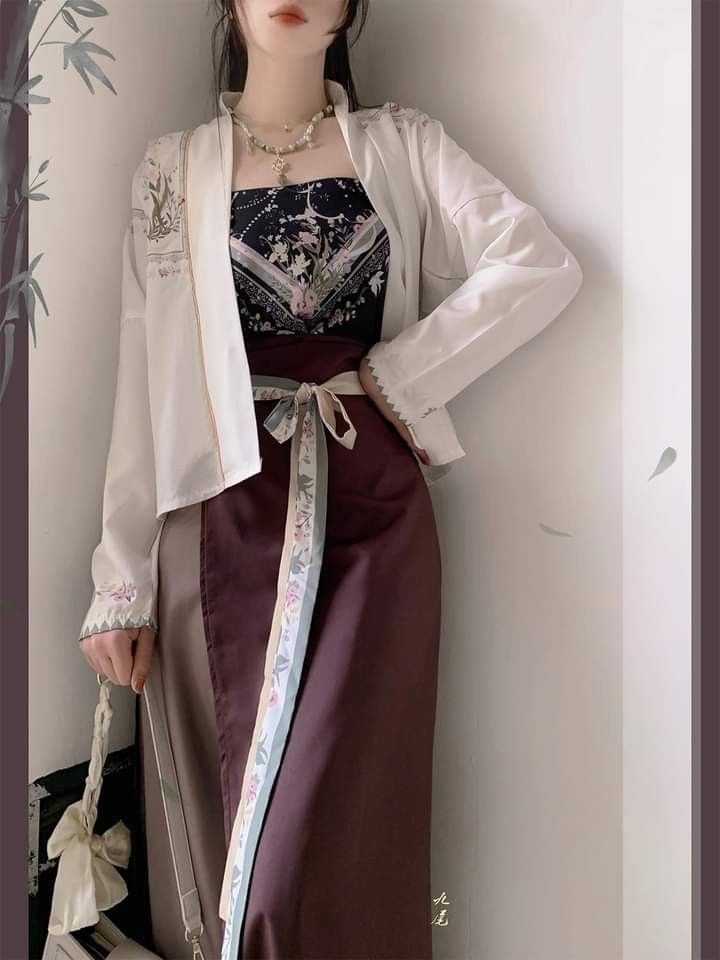 Five-Star Splendor in the East:The Revival of Chinese Hanfu Fashion Five-Star Splendor in the East:The Revival of Chinese Hanfu Fashion