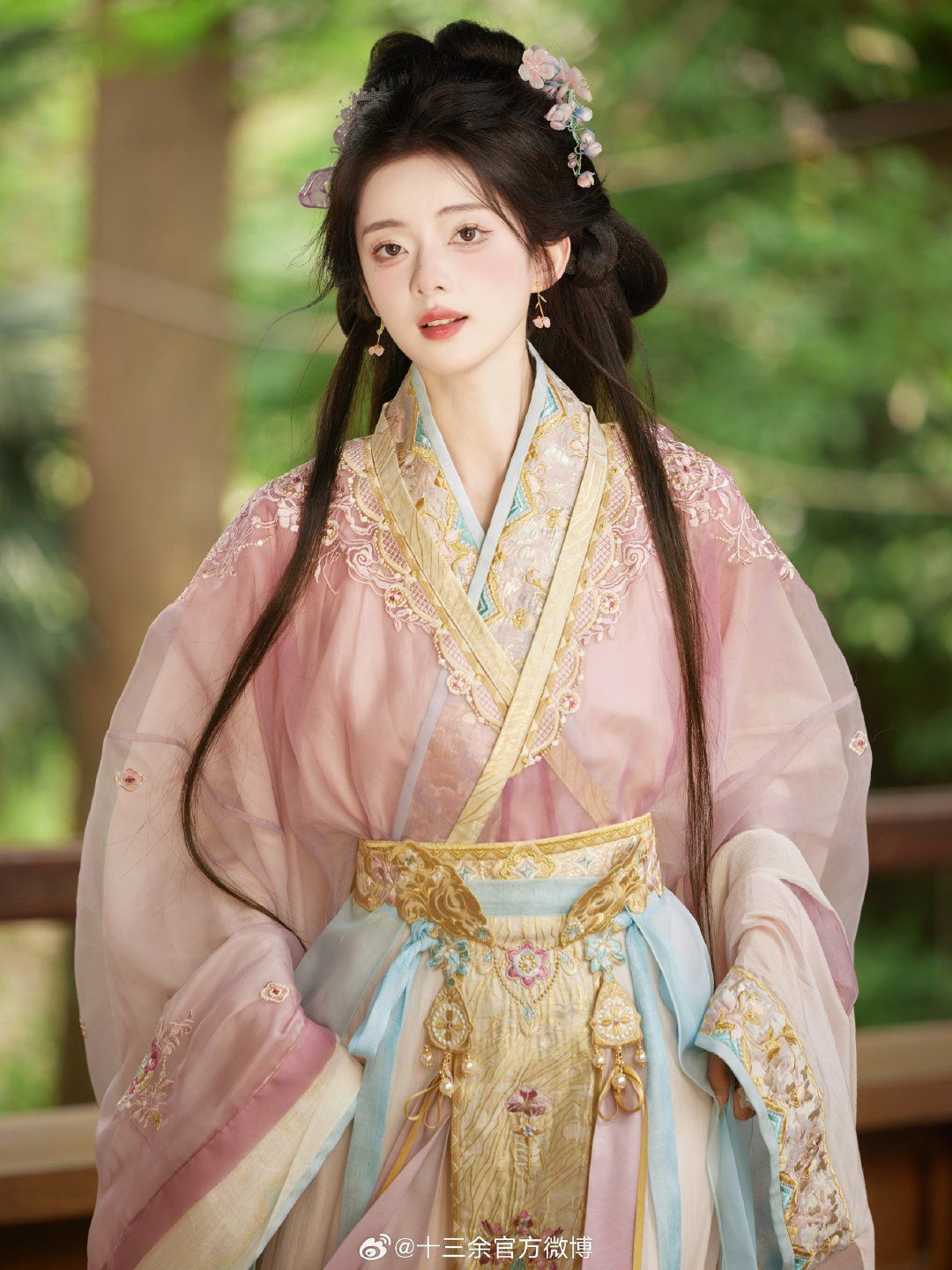 The Art of Horseface Skirt and its Accompanying Pantaloon with a Focus on the Bound-foot Style The Art of Horseface Skirt and its Accompanying Pantaloon with a Focus on the Bound-foot Style