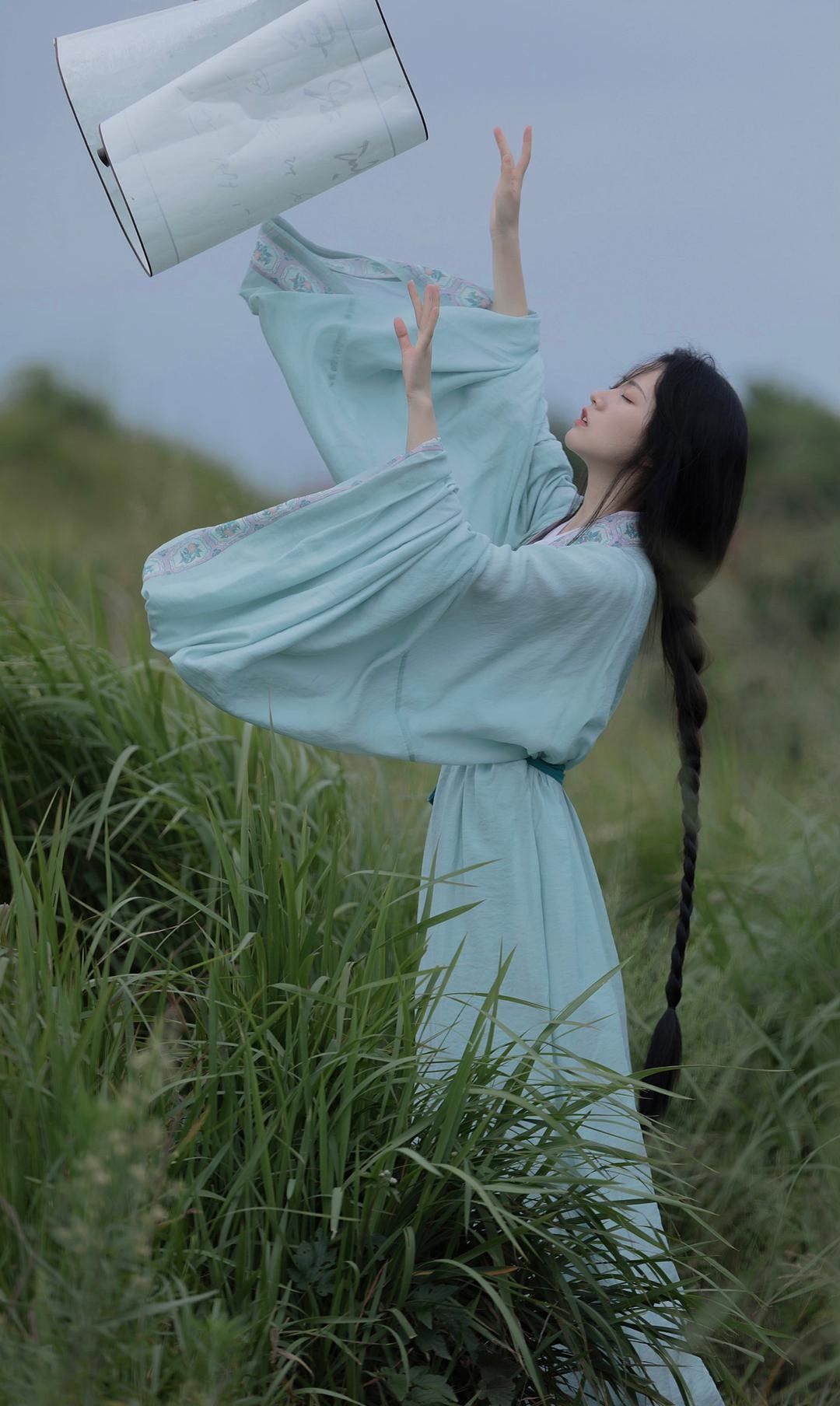 Starry Sky-Inspired Traditional Chinese Costume with Gradient Hues of Splendor