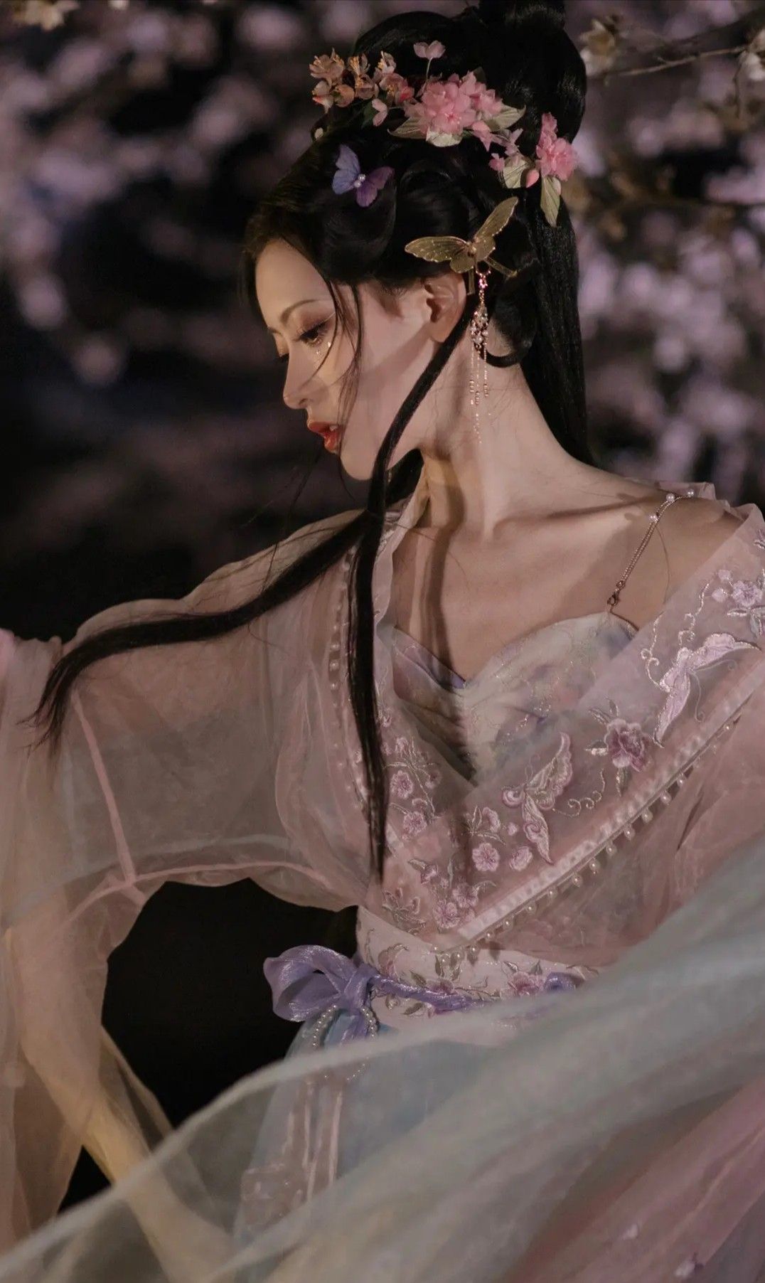 Neo-Ming Style:The Evolution of Traditional Cheongsam into Modern Chinese Fashion Neo-Ming Style:The Evolution of Traditional Cheongsam into Modern Chinese Fashion