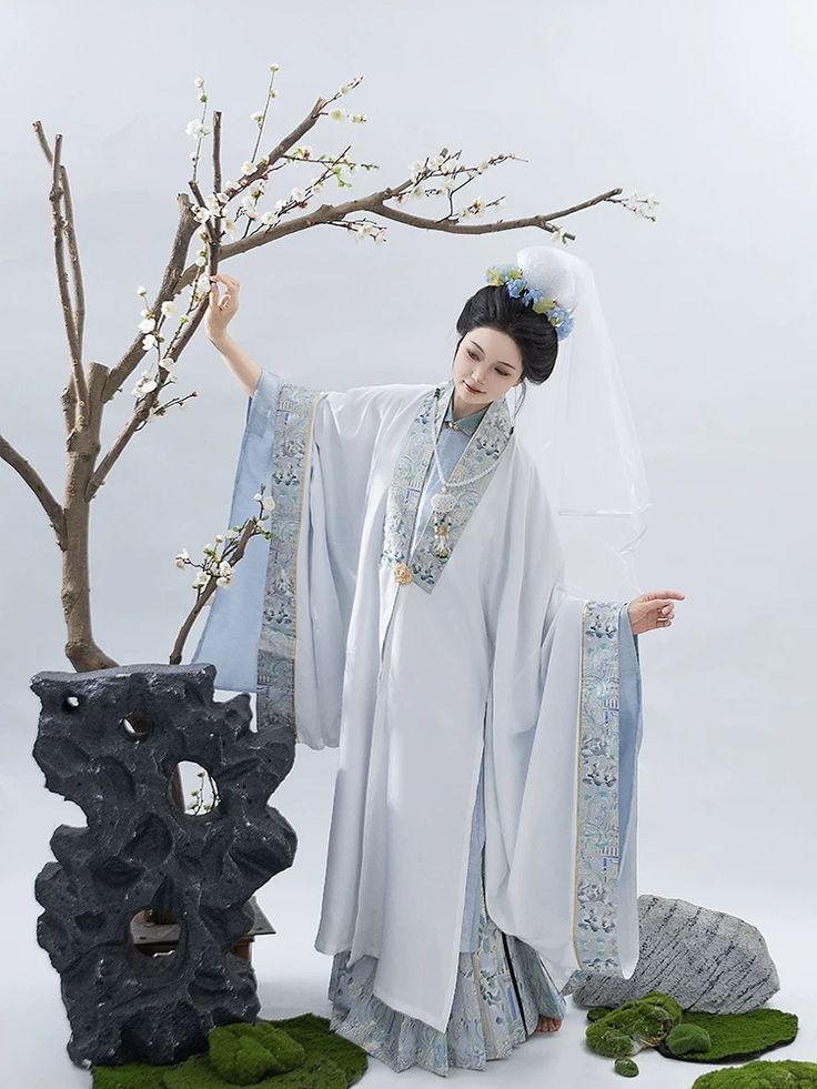 Reimagining Traditional Cheongsam:A New Mid-Length Style with Modern Reflections Reimagining Traditional Cheongsam:A New Mid-Length Style with Modern Reflections