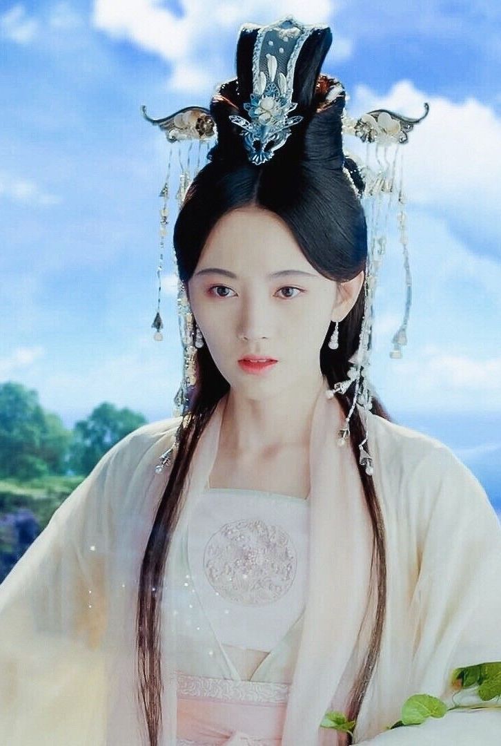 Ancient Charm of Girls Traditional Hanfu Costume:A Fairy-like Vision in Long Sleeves Ancient Charm of Girls Traditional Hanfu Costume:A Fairy-like Vision in Long Sleeves