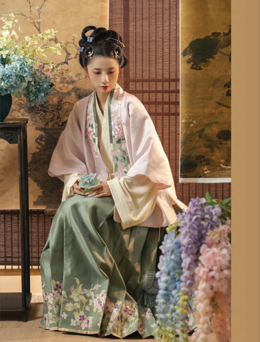 The Enchanting Elegance of Modern Qipao in the Splendor of MòDài Lán The Enchanting Elegance of Modern Qipao in the Splendor of MòDài Lán