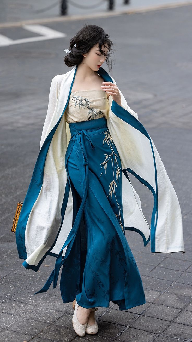 The Bridal Headdress of Hanfu:A Glimpse into the Splendor of Traditional Chinese Wedding Headwear The Bridal Headdress of Hanfu:A Glimpse into the Splendor of Traditional Chinese Wedding Headwear