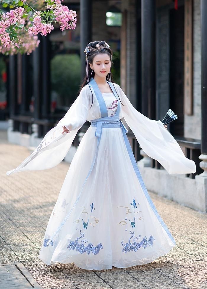 Large Size Hanfu for the Workplace:A Blend of Tradition and Modernity