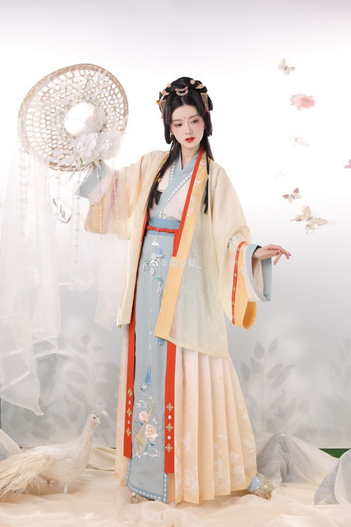 Winter Cheongsam Overcoat:A Blend of Tradition and Modern Style Winter Cheongsam Overcoat:A Blend of Tradition and Modern Style