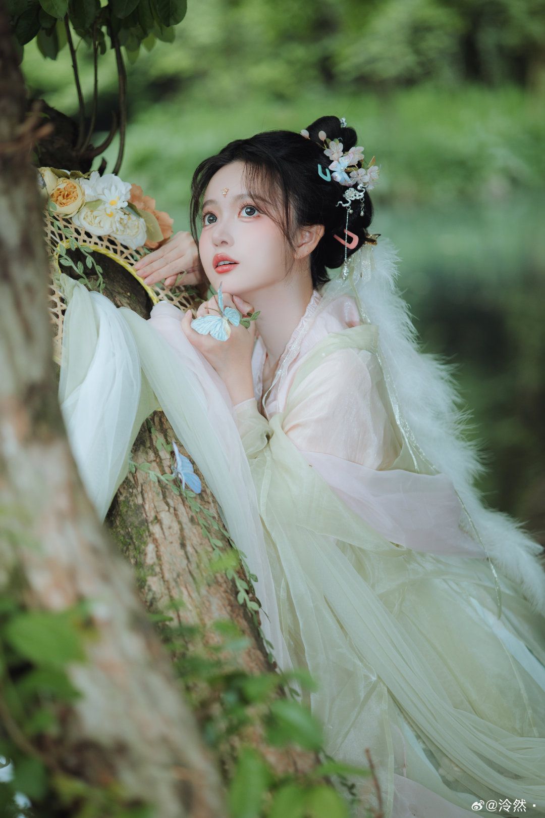 The Blooming Deity:A Tale of Hanfu Cheongsam and the Splendor of the Flower Realm The Blooming Deity:A Tale of Hanfu Cheongsam and the Splendor of the Flower Realm