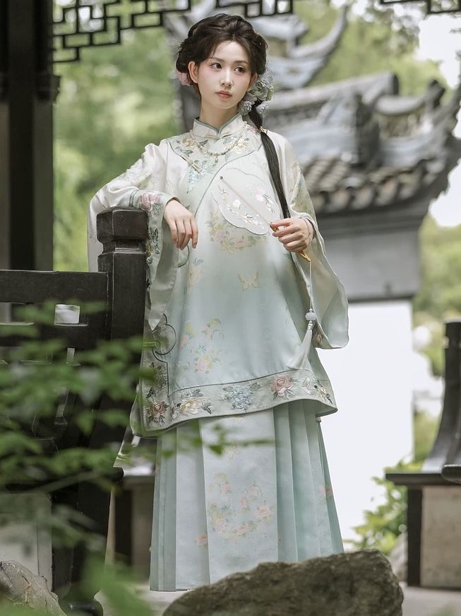 The Little Girl in a Cheongsam:A 4-Year-Old Cultural Icon The Little Girl in a Cheongsam:A 4-Year-Old Cultural Icon