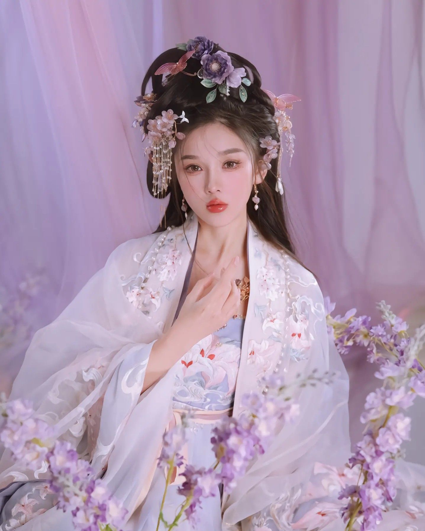 The Elegance of the Young Master in Hanfu Fashion The Elegance of the Young Master in Hanfu Fashion