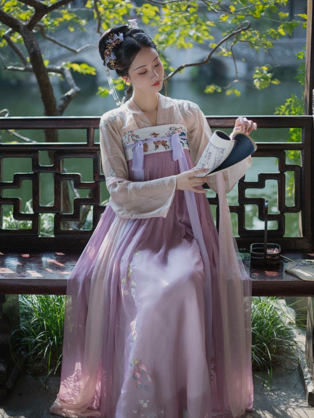 The Splendor of Cheongsam:Spring and Autumn Styles The Splendor of Cheongsam:Spring and Autumn Styles