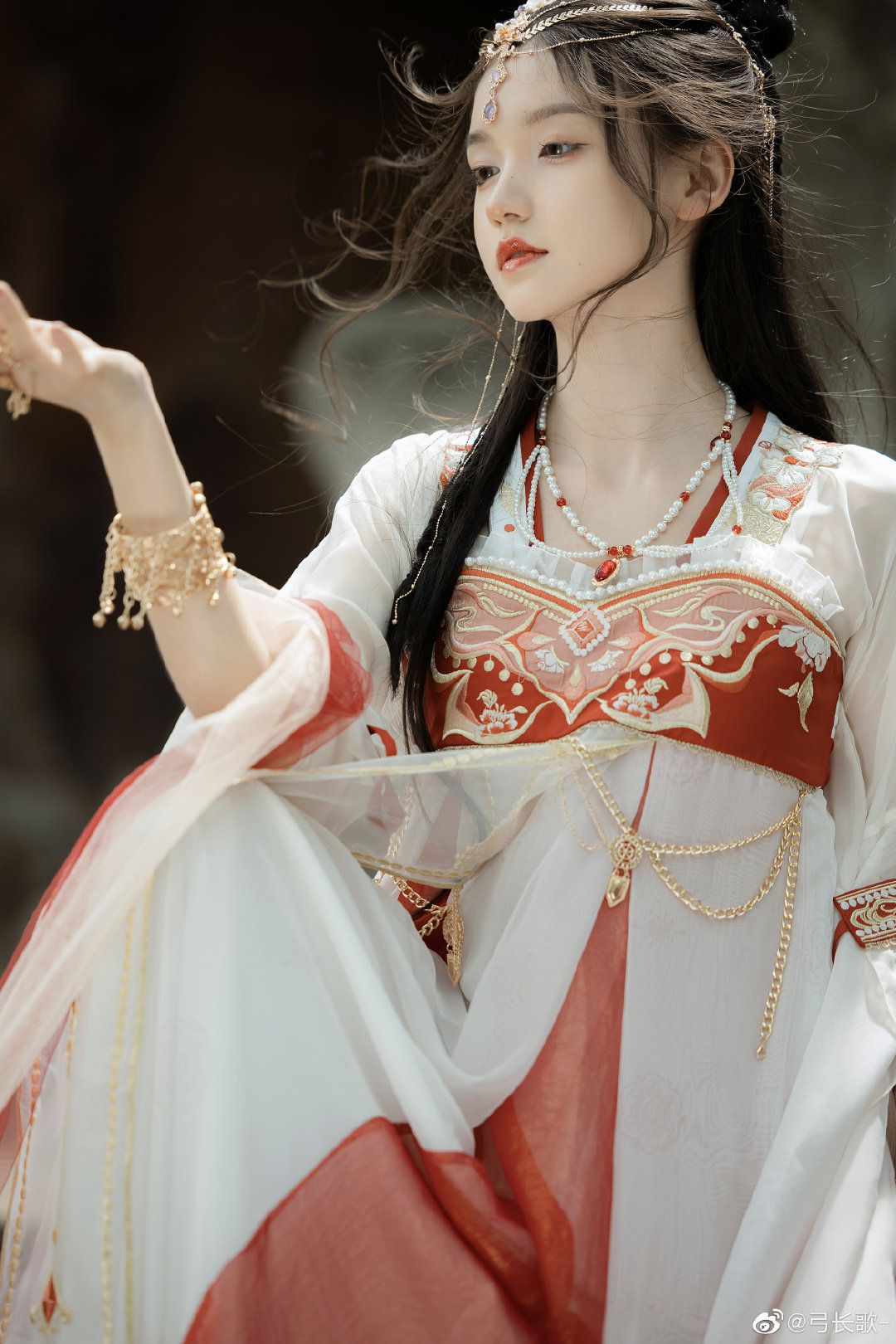 Reimagining the Aodi Cheongsam for the Petite Figure:Embracing Modern Chinese Style Reimagining the Aodi Cheongsam for the Petite Figure:Embracing Modern Chinese Style