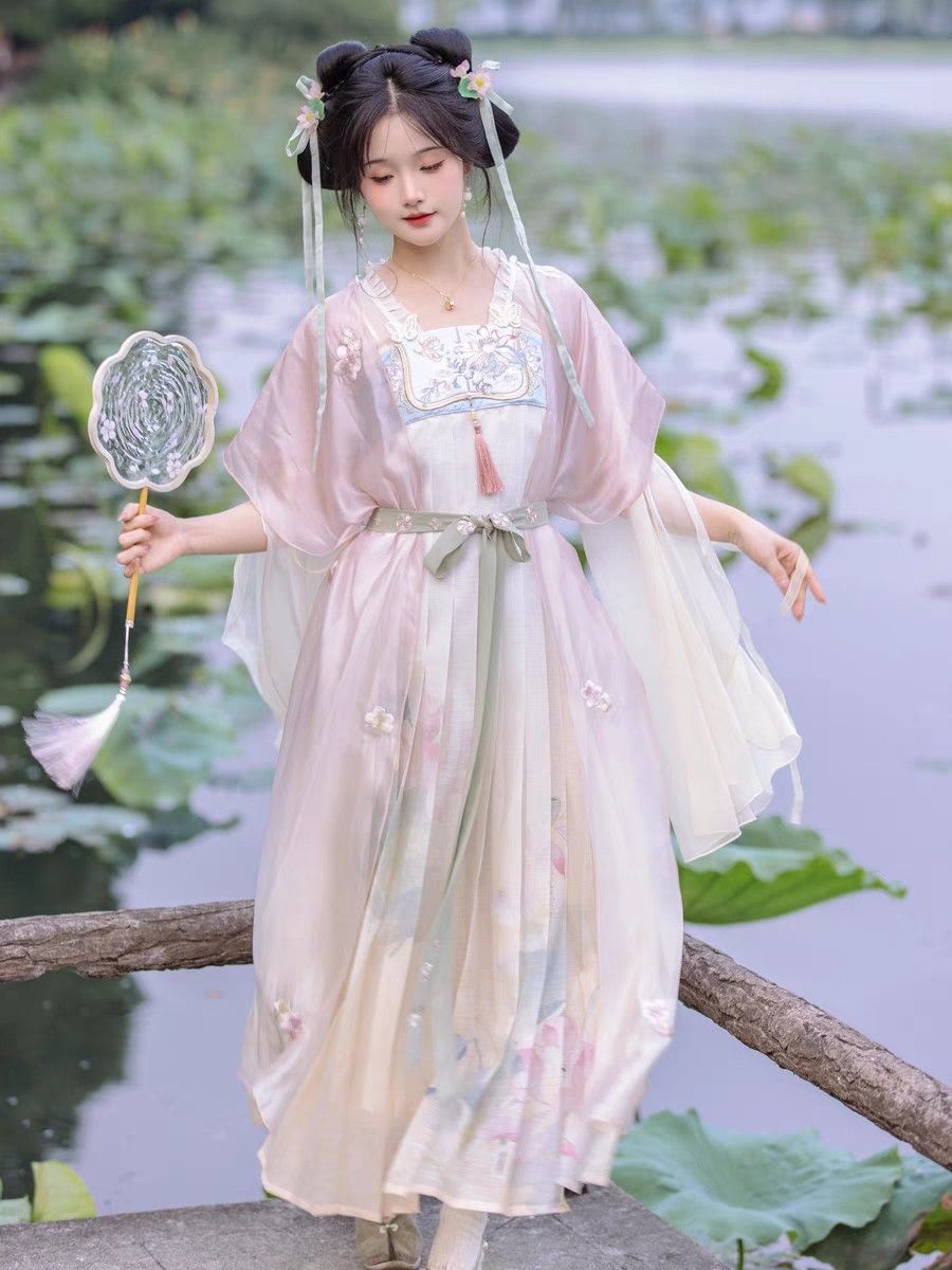 Embracing the Classic:Round-Face Cheongsams Elegance and Allure Embracing the Classic:Round-Face Cheongsams Elegance and Allure