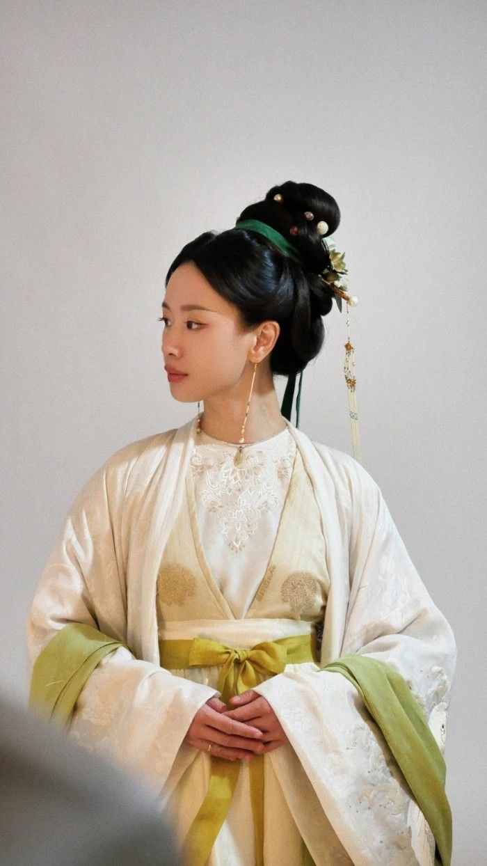Encounter with Divine Deer:The Enchanting Tale of Yao and Han Traditional Clothing Encounter with Divine Deer:The Enchanting Tale of Yao and Han Traditional Clothing