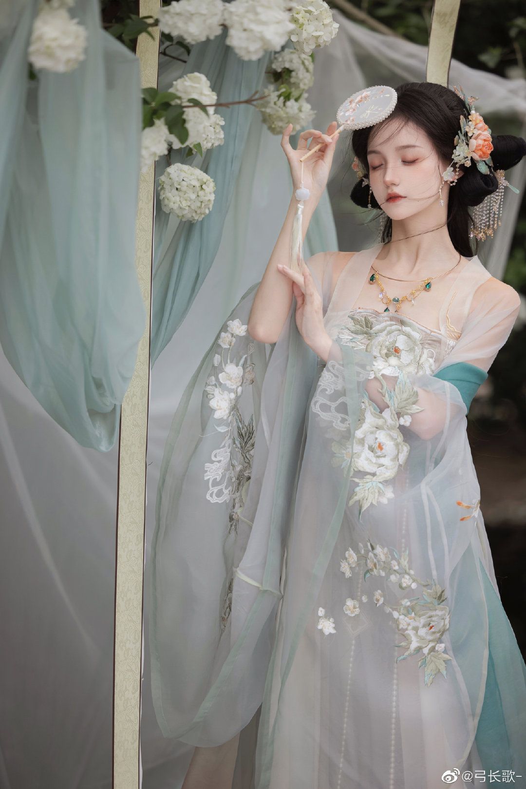 Summer Days with a Fairy-like Hanfu Girl in Ethereal Attire Summer Days with a Fairy-like Hanfu Girl in Ethereal Attire