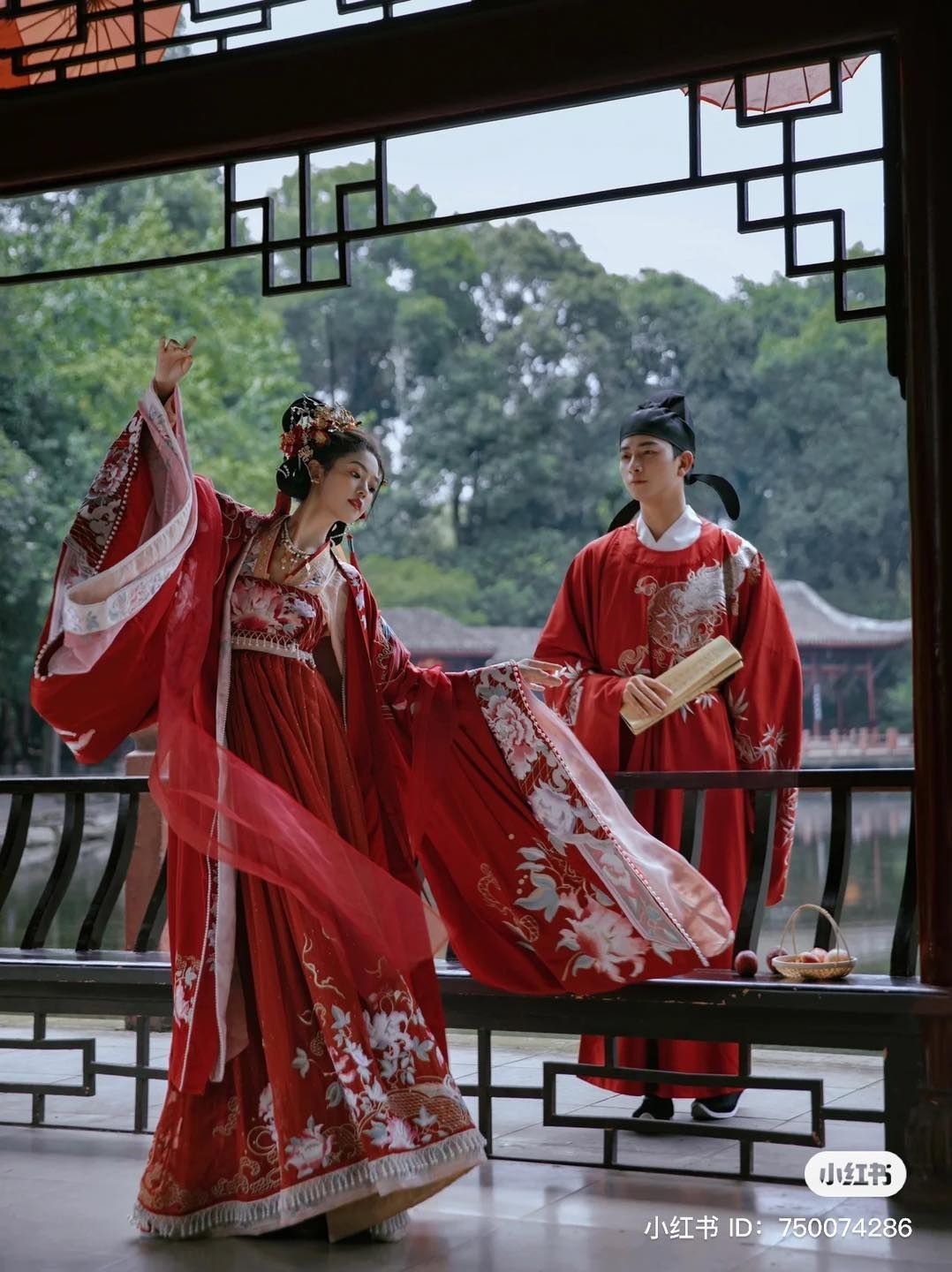 Commuting in Style with Modern Chinese Cheongsam-Inspired Horseback Skirt Commuting in Style with Modern Chinese Cheongsam-Inspired Horseback Skirt