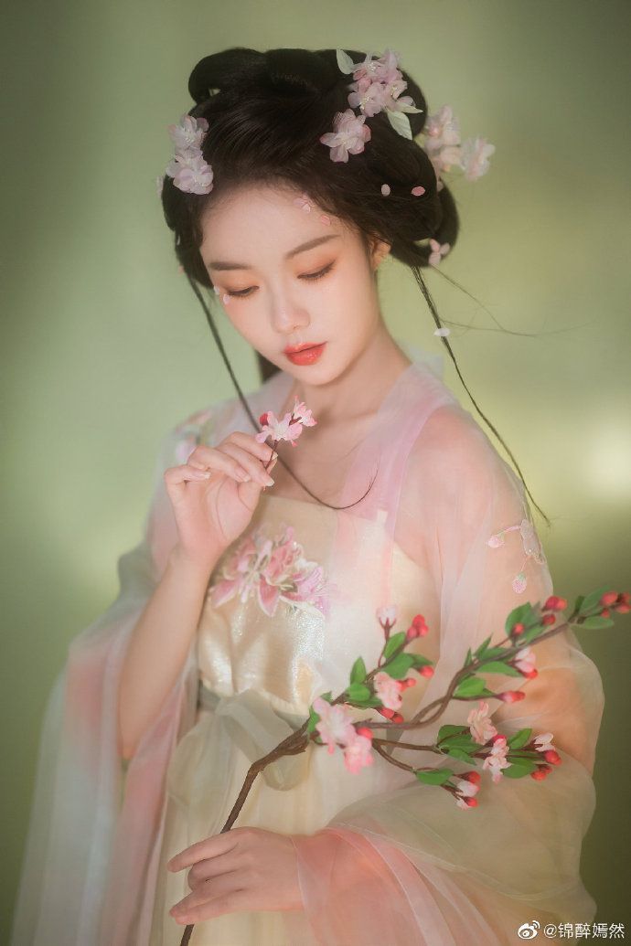 Red Qipao and Little Jackets:A Glimpse into Chinese New Year Tradition Red Qipao and Little Jackets:A Glimpse into Chinese New Year Tradition