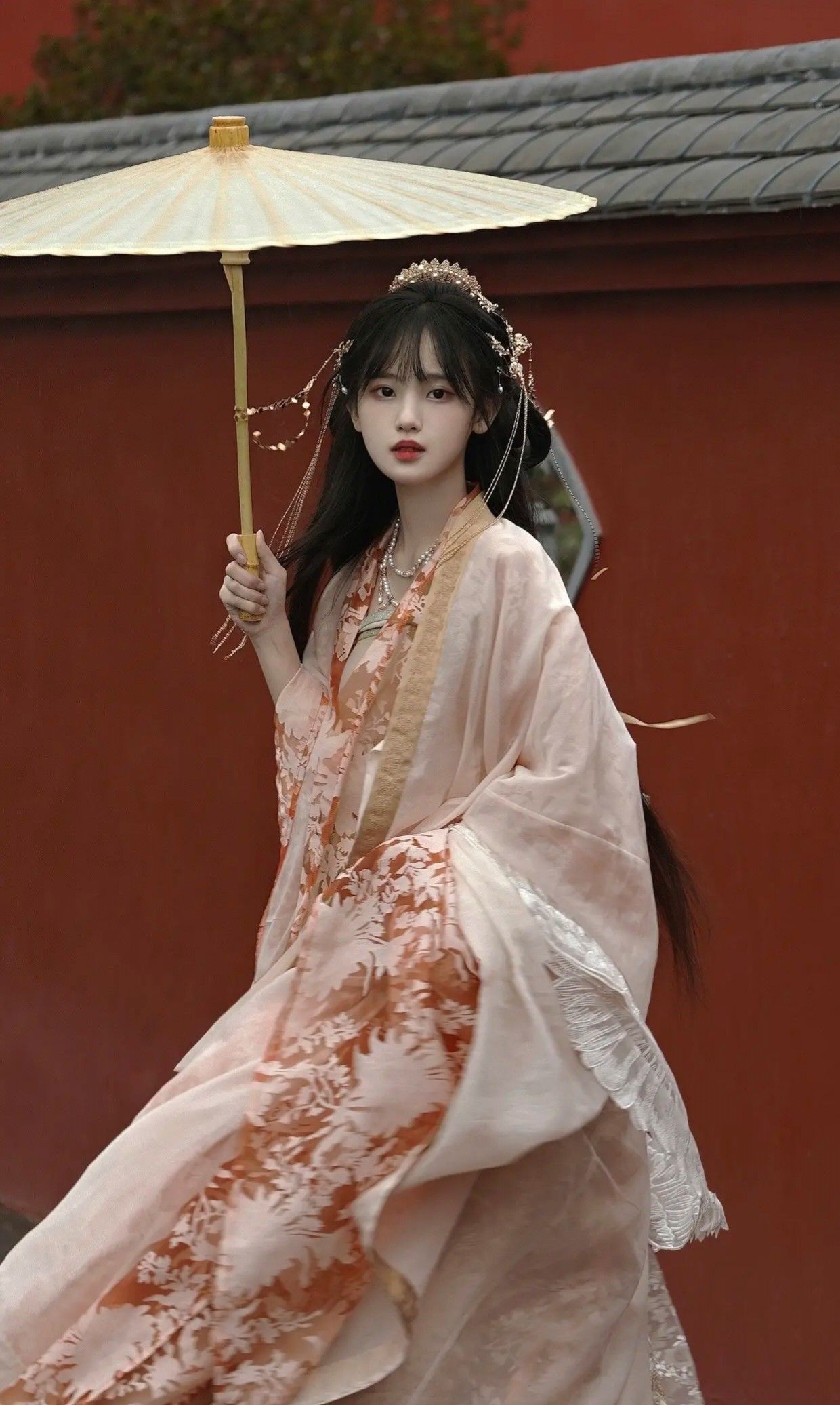 The Elegance of a Cheongsam Ensemble:Three-Piece Set The Elegance of a Cheongsam Ensemble:Three-Piece Set