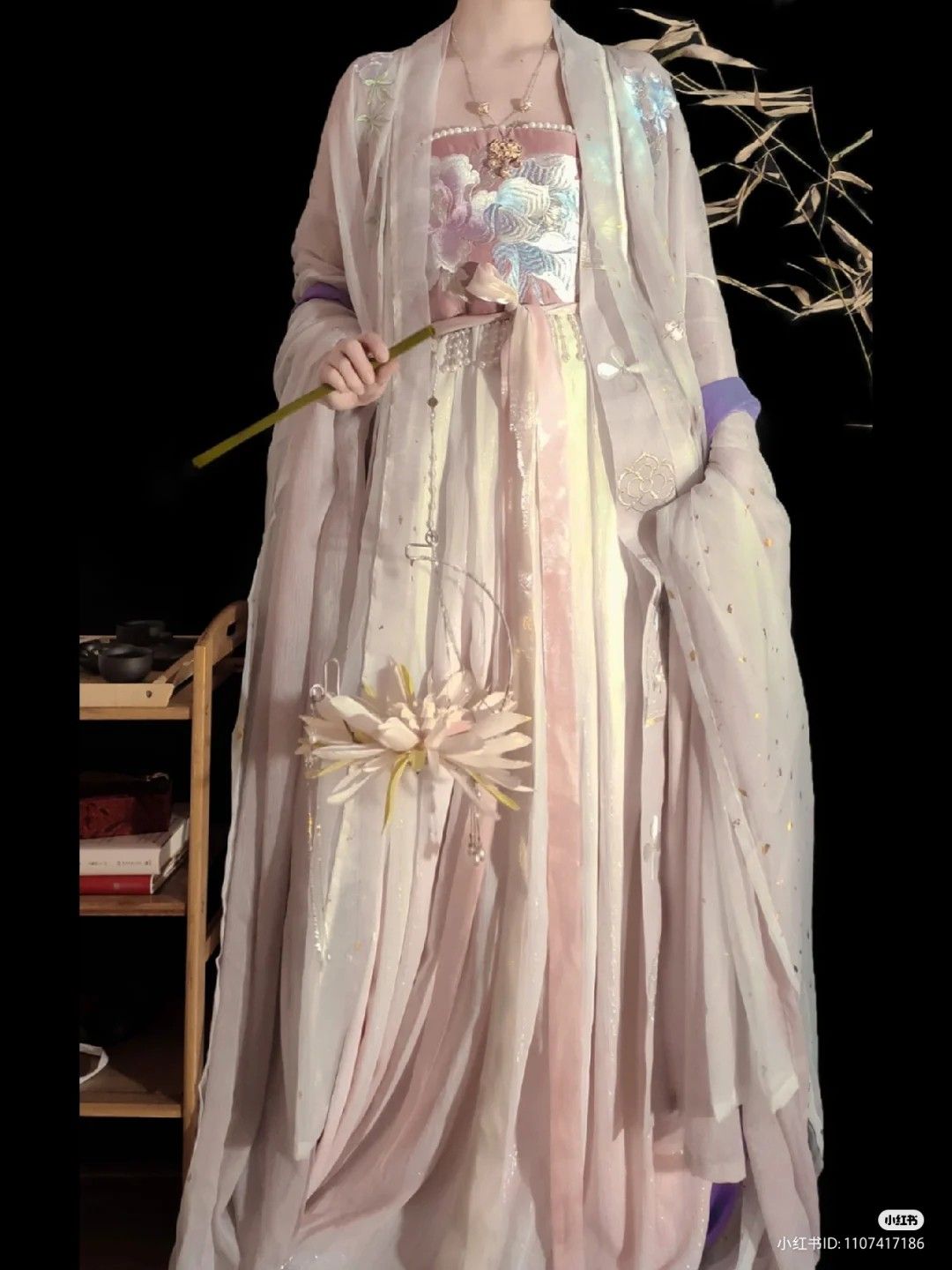 Petite Silhouette in Sanctified Silk Cheongsam:A Closer Look at the Art of Craftsmanship Petite Silhouette in Sanctified Silk Cheongsam:A Closer Look at the Art of Craftsmanship