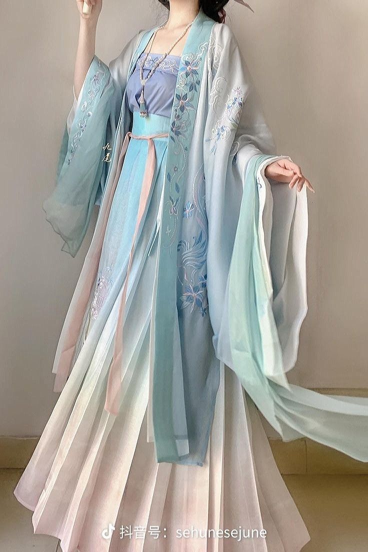 Chiffon Cheongsam Set:A Blend of Traditional Elegance and Modern Charm Chiffon Cheongsam Set:A Blend of Traditional Elegance and Modern Charm