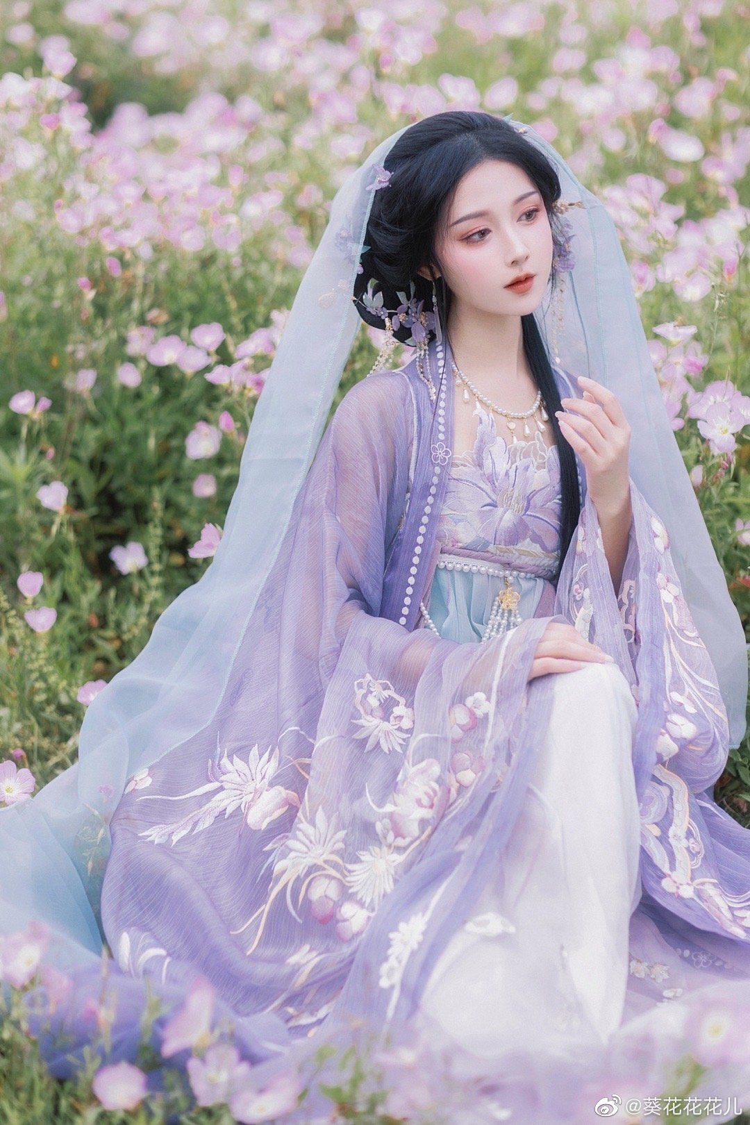 The Splendor of the Eyelet-Back Cloud-Flowing Horseface Skirt with its Beads and Fringes The Splendor of the Eyelet-Back Cloud-Flowing Horseface Skirt with its Beads and Fringes