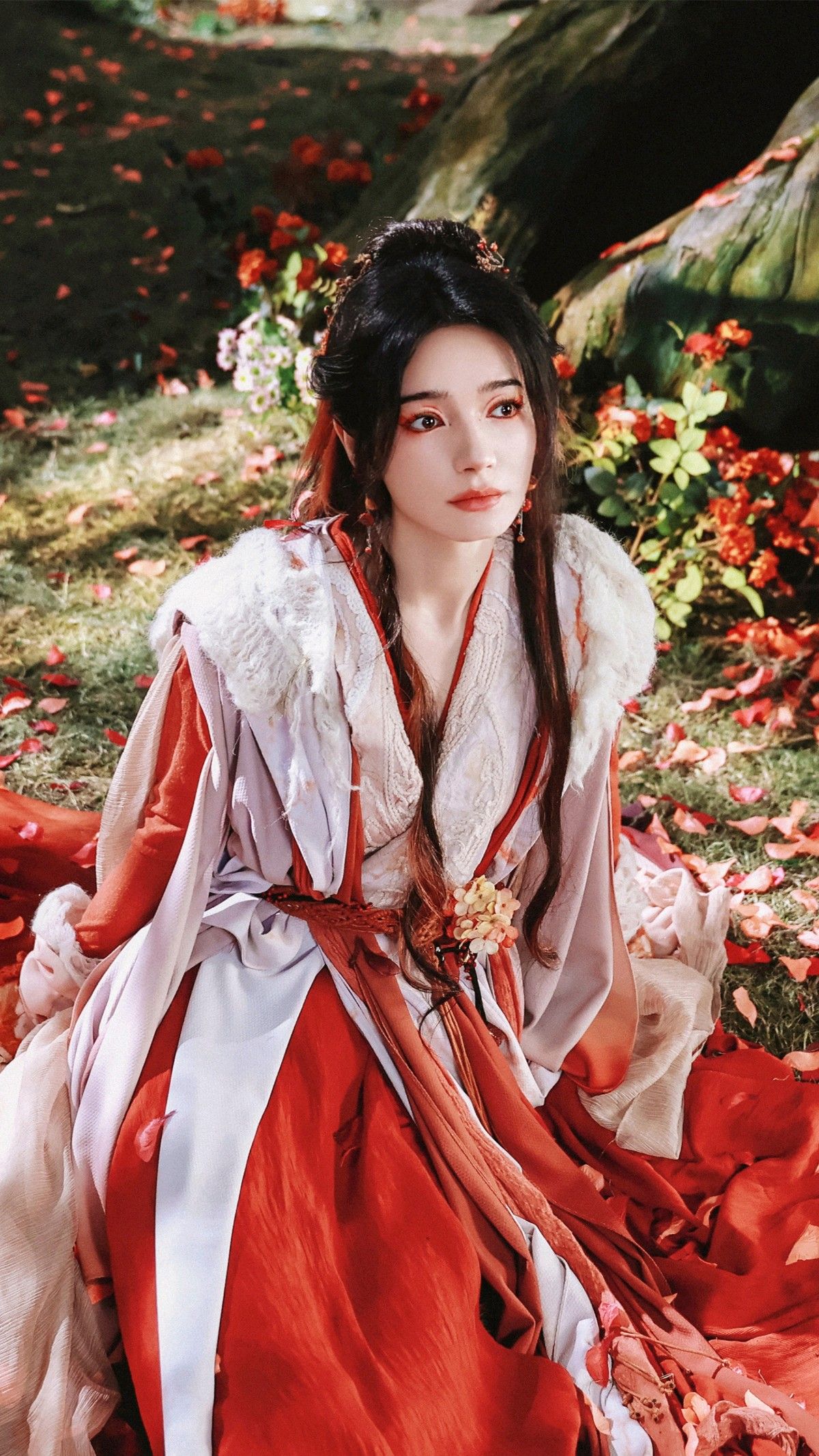 Embracing Modernity in a Qipao Revival Suite Embracing Modernity in a Qipao Revival Suite
