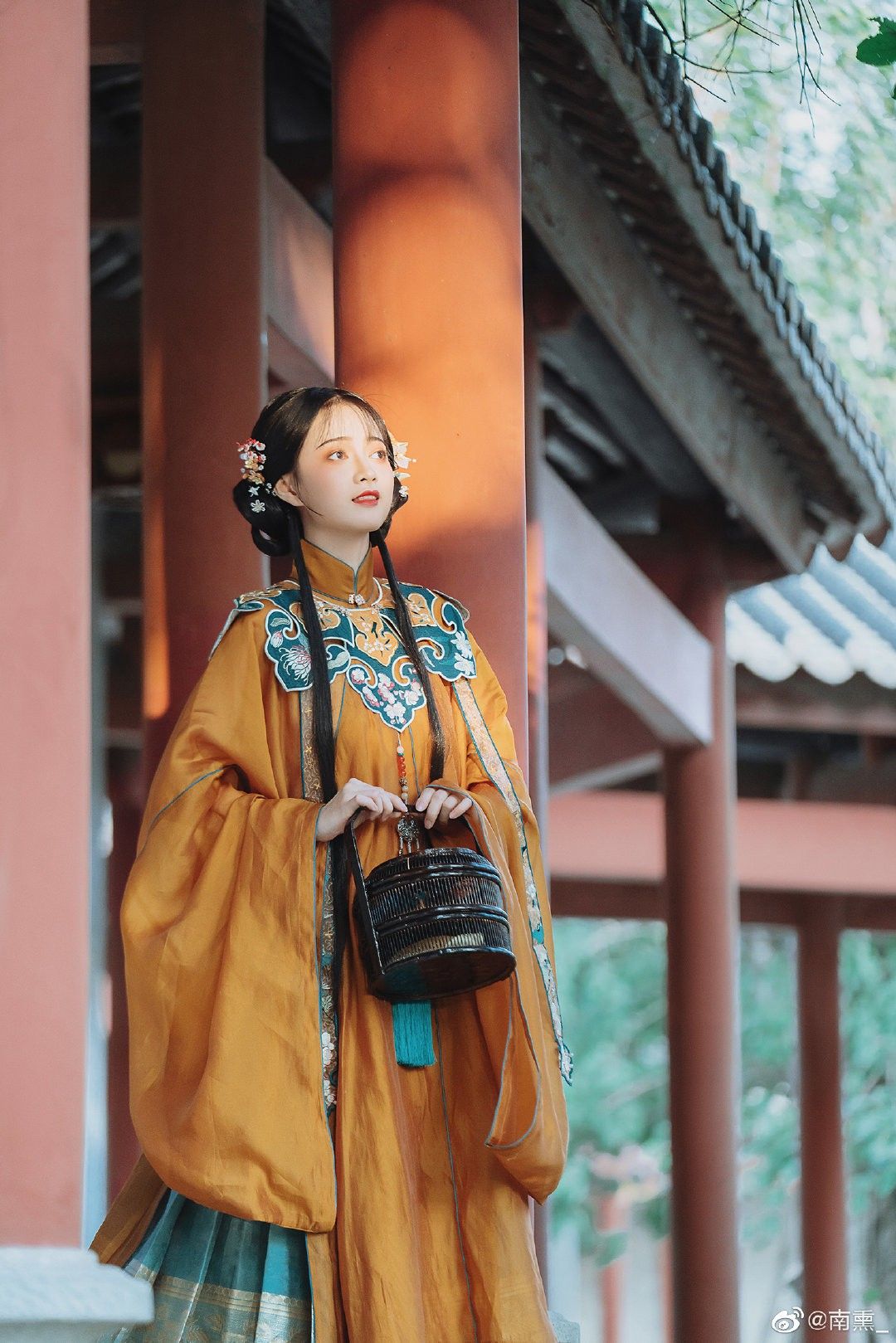 The Revival of Cheongsam Style with the Reverse-Big-Sleeve Qipao in Summer The Revival of Cheongsam Style with the Reverse-Big-Sleeve Qipao in Summer