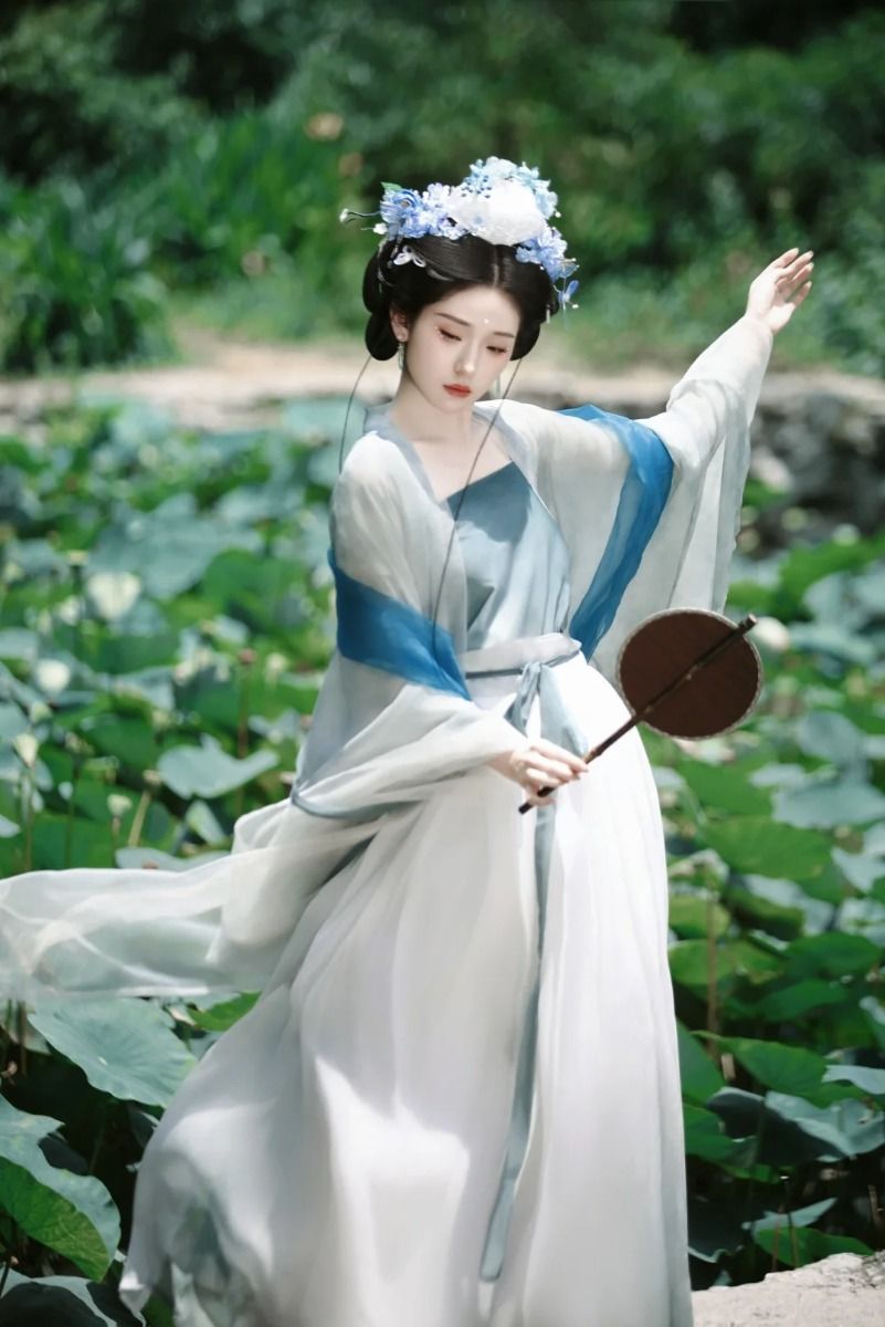 The Journey of an 11-Year-Old Schoolgirl in Traditional Hanfu Costume The Journey of an 11-Year-Old Schoolgirl in Traditional Hanfu Costume
