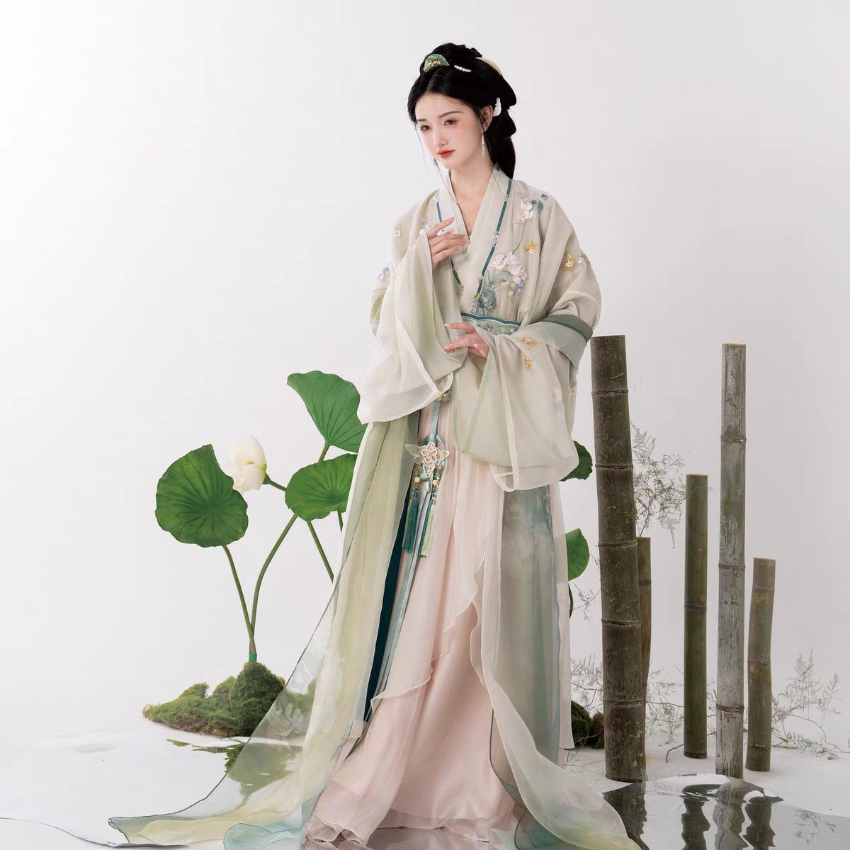 The Elegance of Horseface Skirt and Fan:A Traditional Beauty in Modern Context The Elegance of Horseface Skirt and Fan:A Traditional Beauty in Modern Context