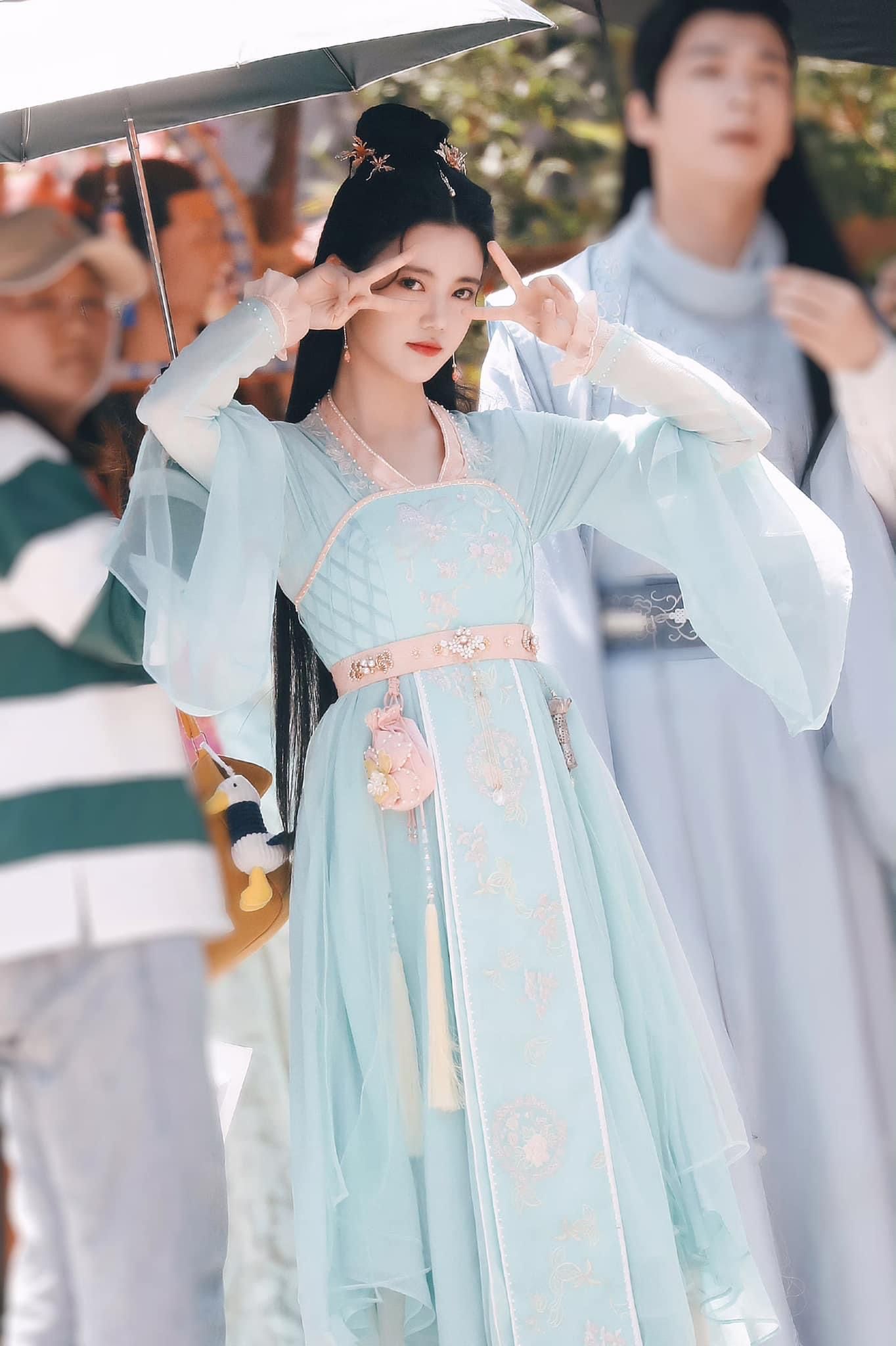 The Elegance of a White Hanfu Dress:A Long Skirt in a Traditional Beauty The Elegance of a White Hanfu Dress:A Long Skirt in a Traditional Beauty