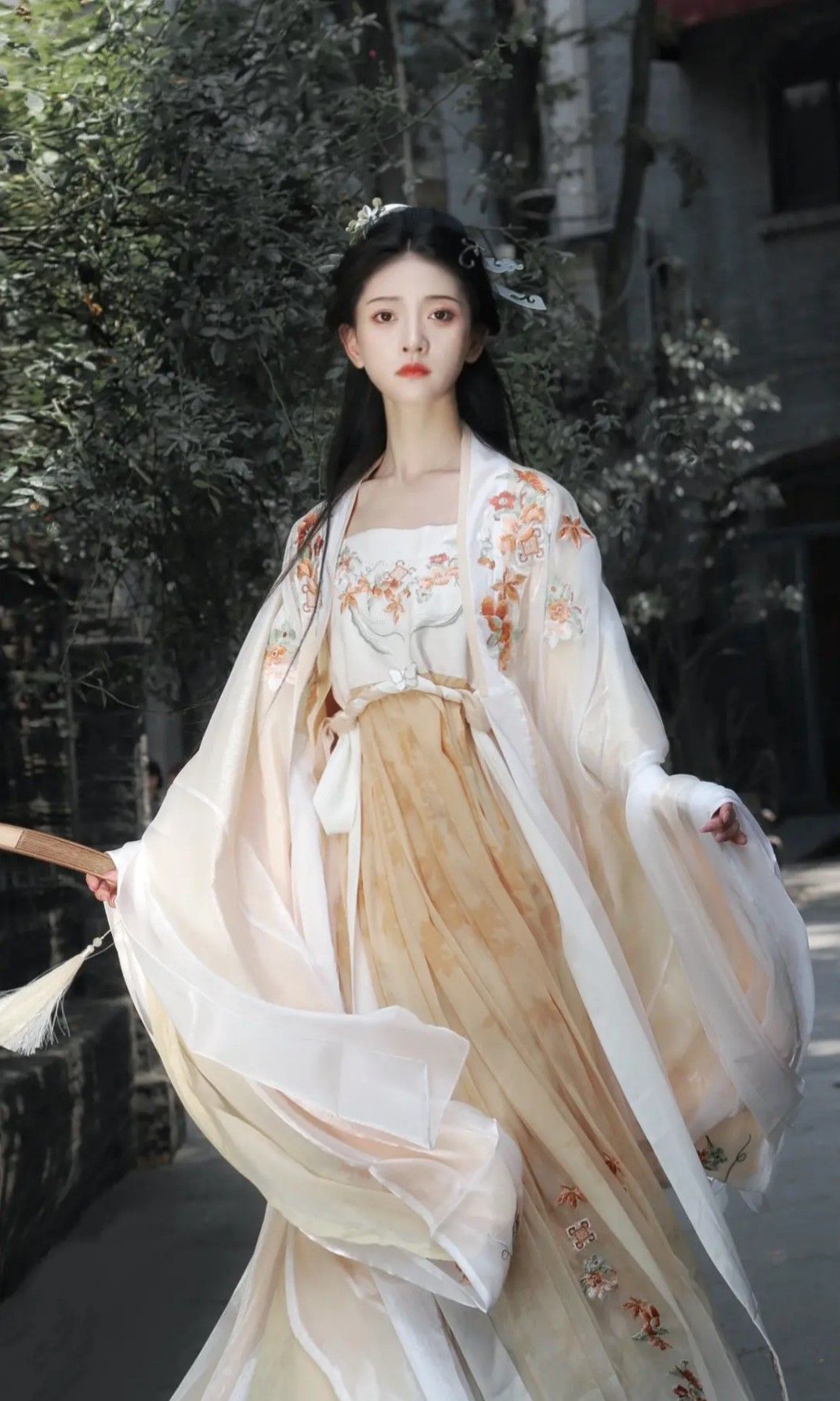 Suzhou Hongyun阁s Cheongsam:The Charm of Mid-Length Qipao Suzhou Hongyun阁s Cheongsam:The Charm of Mid-Length Qipao