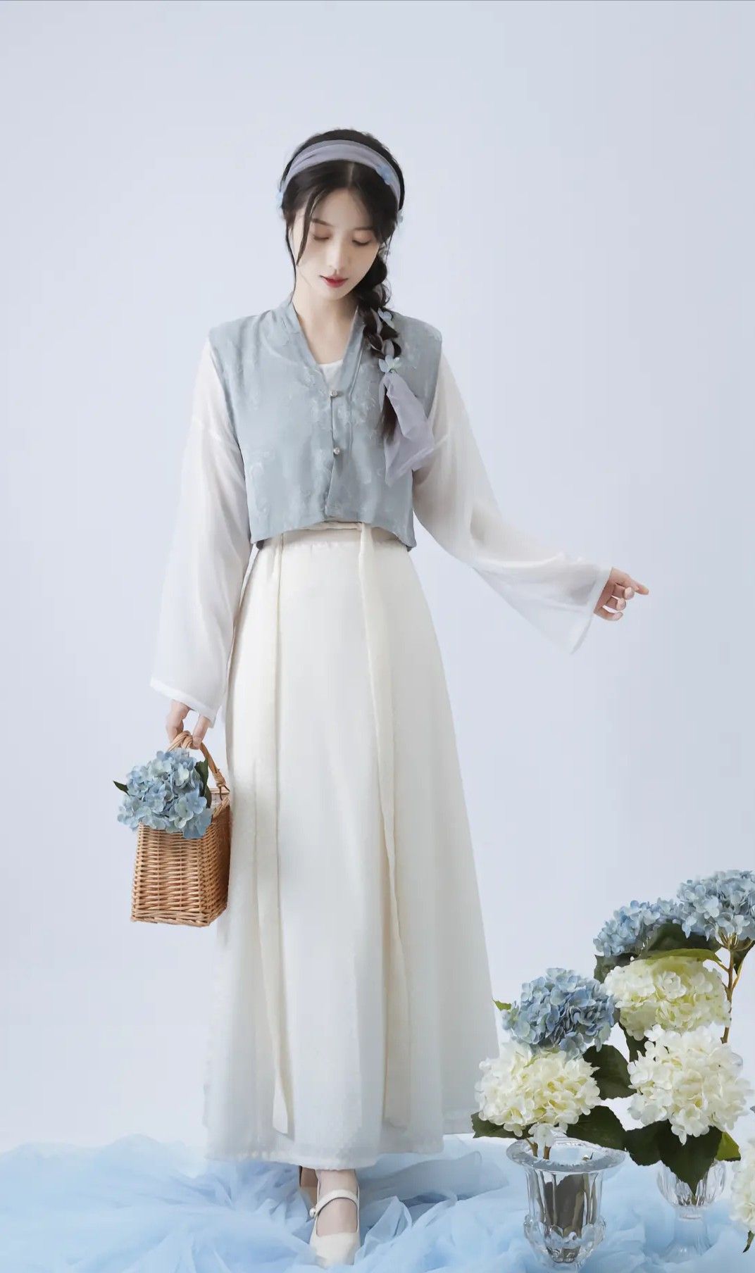 Styling a Girls Coat with a Horseface Skirt:Fashion Trends and Outfit Ideas Styling a Girls Coat with a Horseface Skirt:Fashion Trends and Outfit Ideas