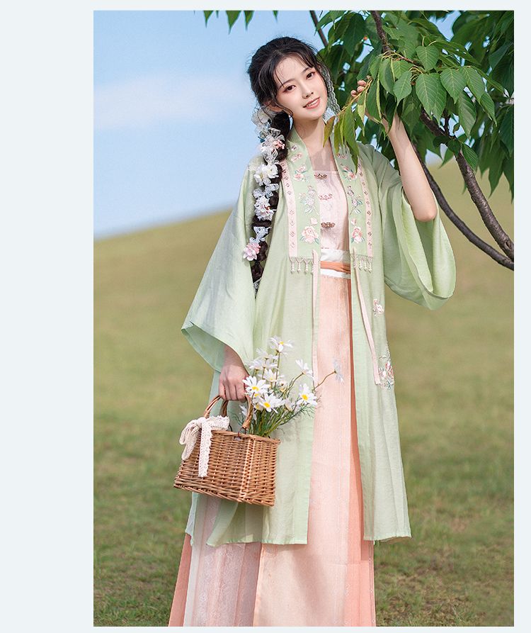 The Rise of Hanfu Style:Fashionable Fan with Tassel and Round Frame Goes Viral among Netizens The Rise of Hanfu Style:Fashionable Fan with Tassel and Round Frame Goes Viral among Netizens