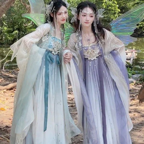 Dragon Year Celebration:A Hanfu Girls New Year Greeting from the Year of the Dragon Dragon Year Celebration:A Hanfu Girls New Year Greeting from the Year of the Dragon