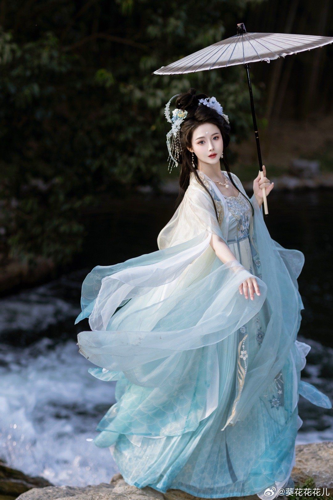 Little Girl in a Cheongsam:Embracing the Beauty of Chinese Blue and White Porcelain Little Girl in a Cheongsam:Embracing the Beauty of Chinese Blue and White Porcelain