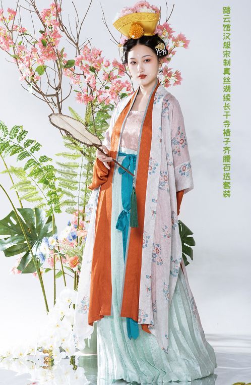 The Cheongsam without Blossoms:A Unique Beauty in its Simplicity The Cheongsam without Blossoms:A Unique Beauty in its Simplicity