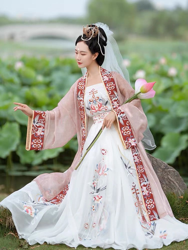 Ancient Attire Exudes a Fairy Dance Charm:The Enchanting Dance Costumes of Past Glories Ancient Attire Exudes a Fairy Dance Charm:The Enchanting Dance Costumes of Past Glories