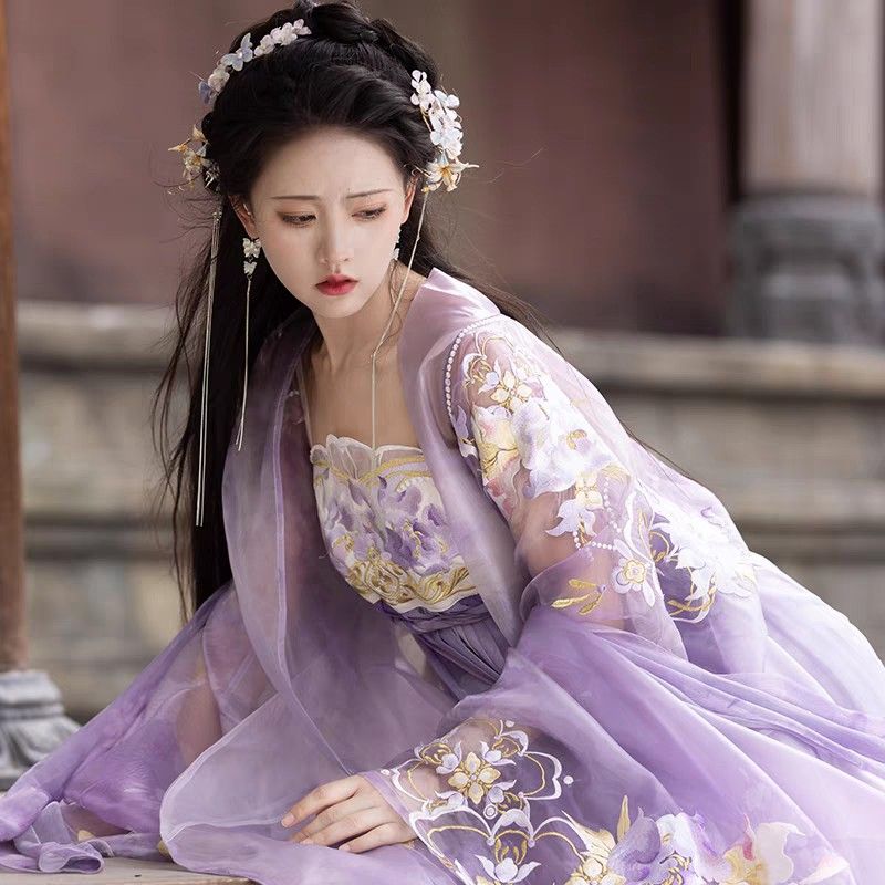 The Revival of Hanfu and Tang-Style Attire in the Late Ming Dynasty The Revival of Hanfu and Tang-Style Attire in the Late Ming Dynasty