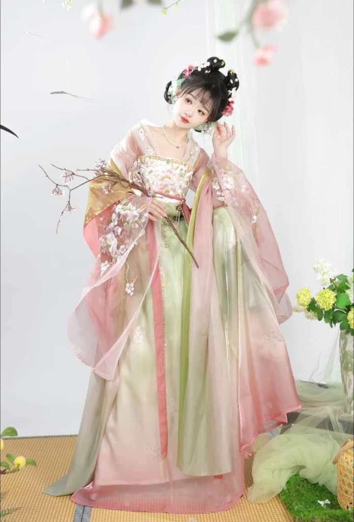 Traditional Chinese Style:The Enchantment of Horseface Skirt with National-Inspired Top Traditional Chinese Style:The Enchantment of Horseface Skirt with National-Inspired Top
